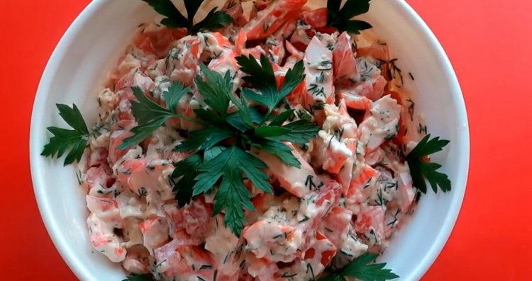 salad na may mga crab sticks at kamatis na handa na