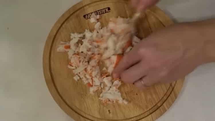 Bereiten Sie Krabbenstäbchen zum Kochen vor