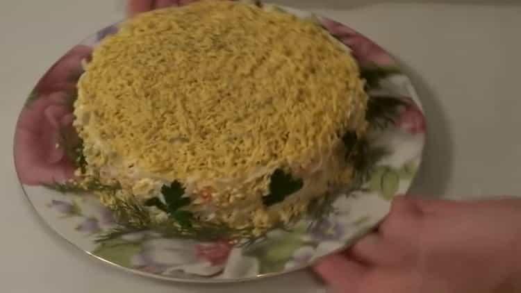σαλάτα με ράβδους καβουριών και τυρί είναι έτοιμο