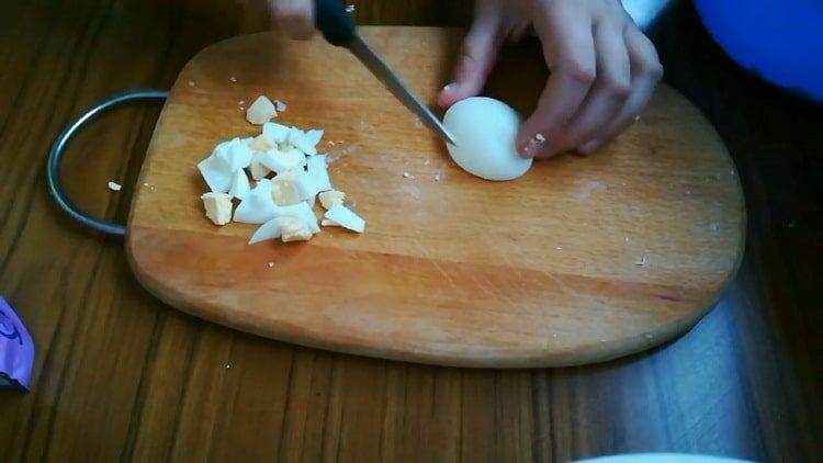 Jak se naučit, jak vařit lahodný salát s krabími tyčinkami a jablkem