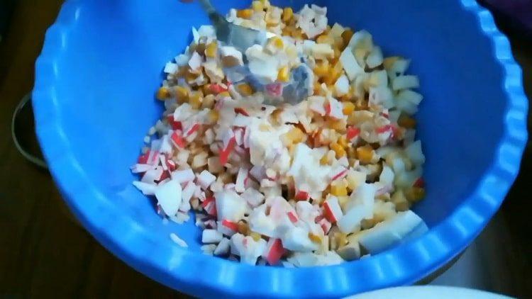 insalata con bastoncini di granchio e mela