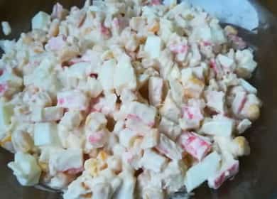 Come imparare a cucinare una deliziosa insalata con bastoncini di granchio e mela 🍎