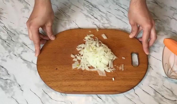 لطهي الطعام ، يقطع البصل