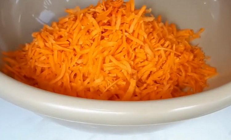 Grattugiare le carote per cucinare