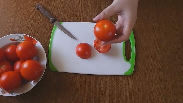 ψιλοκόψτε τις ντομάτες