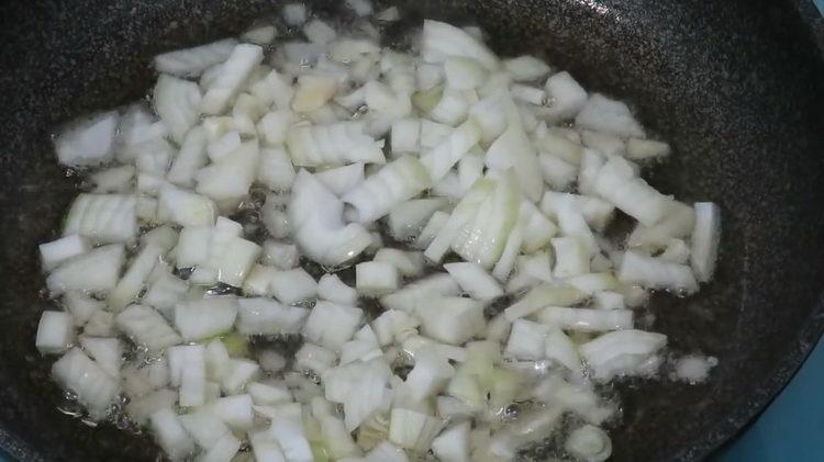 لطهي الطعام ، يقلى البصل