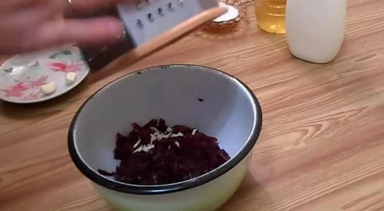 Nastrouhejte česnek na vaření