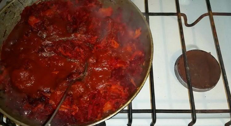 أضف معجون الطماطم للطهي