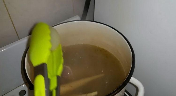 Fai bollire il brodo per cucinare