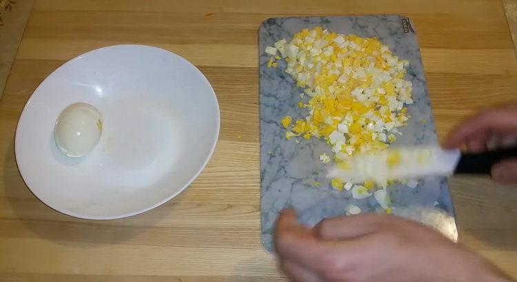 Tagliare le uova per cucinare