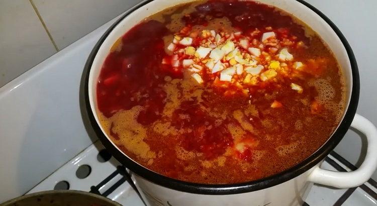 Πώς να μάθετε πώς να μαγειρεύουν ένα νόστιμο ζεστό παντζάρι σύμφωνα με μια κλασική συνταγή
