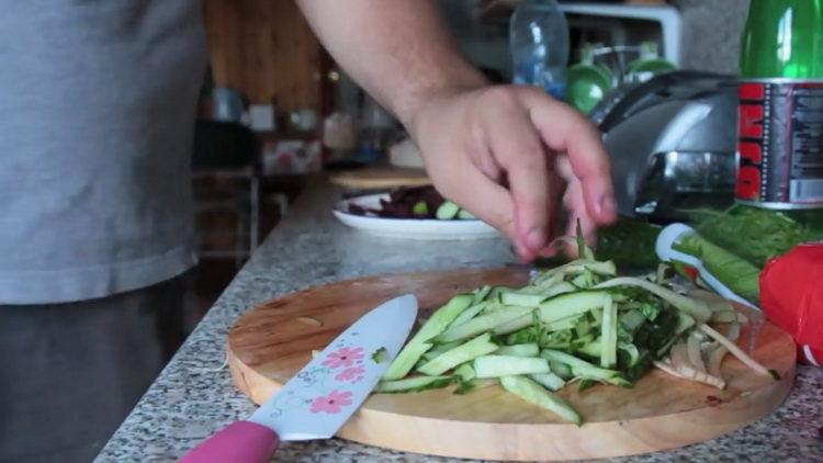 Per cucinare, tritare i cetrioli