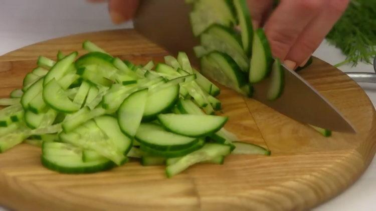 A főzéshez aprítsa az uborkát