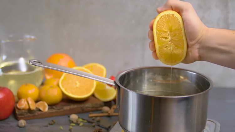 supilkite apelsinų sultis į sidrą