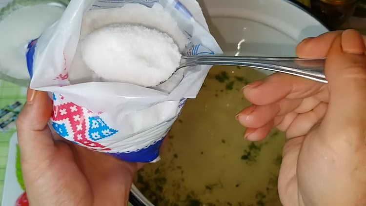 изсипете сол и захар в маринатата