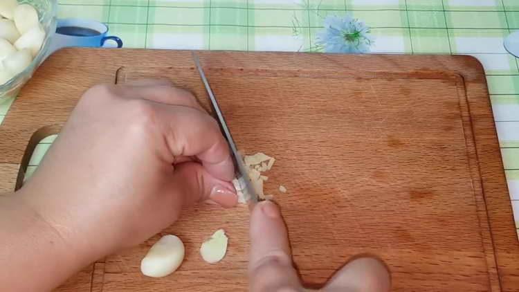 ψιλοκόψτε το σκόρδο
