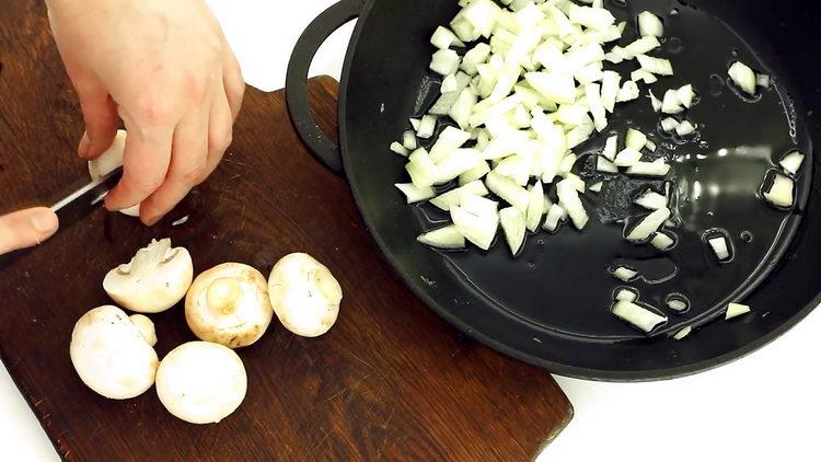 Per cucinare, tritare la cipolla