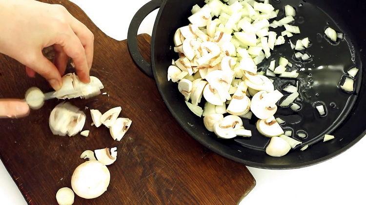 Schneiden Sie die Pilze, um das Gericht zuzubereiten