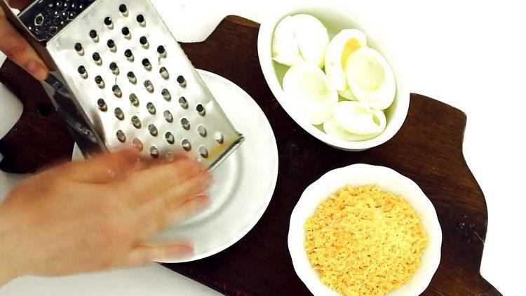 Настържете яйцата за варене