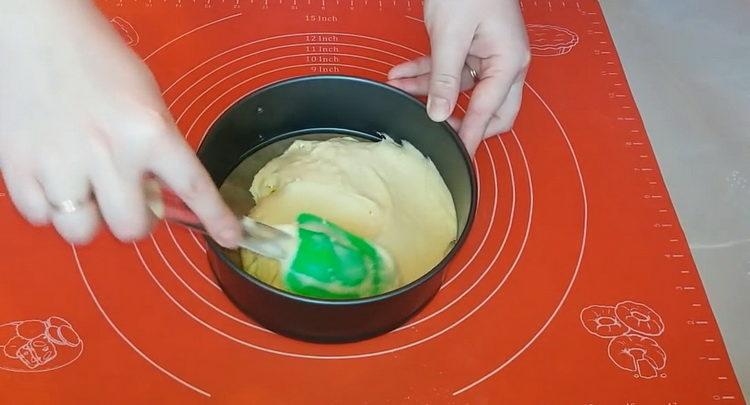 A sütemény elkészítéséhez tegye a tésztát az öntőformába