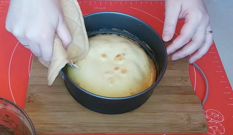 Um einen Kuchen zu backen, heizen Sie den Ofen vor