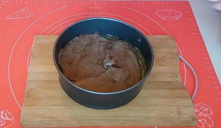 Για να προετοιμάσετε το κέικ, βάλτε τη ζύμη στο καλούπι