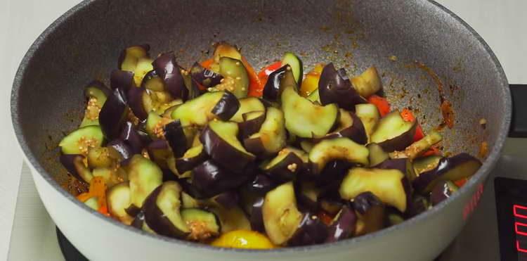 ipinapadala namin ang mga eggplants sa kawali
