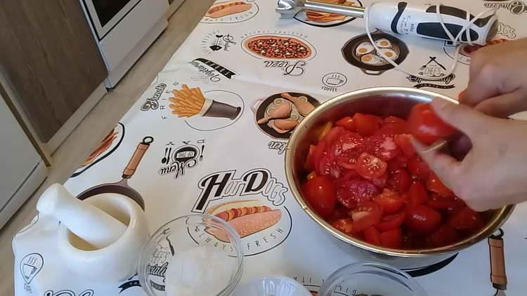 Tomaten in Hälften schneiden