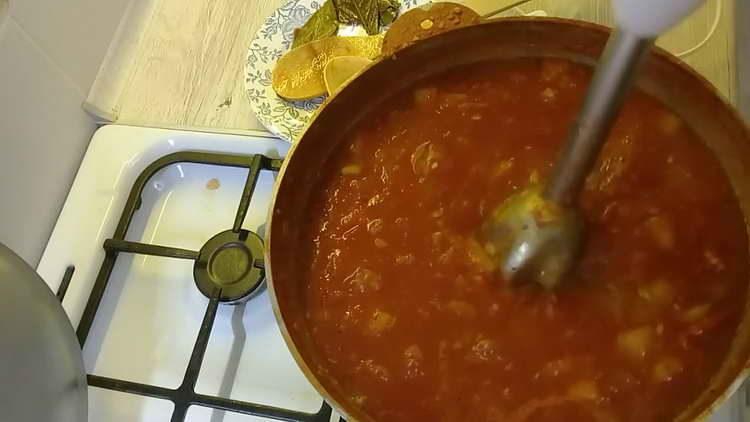 macinare la salsa con un frullatore