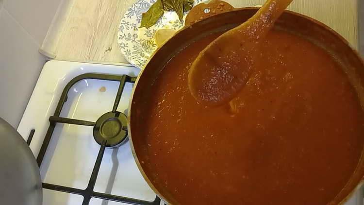 versare l'aceto nella salsa