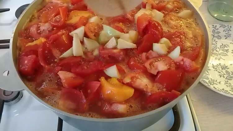 βάζετε τα μήλα και τις ντομάτες σε μια κατσαρόλα