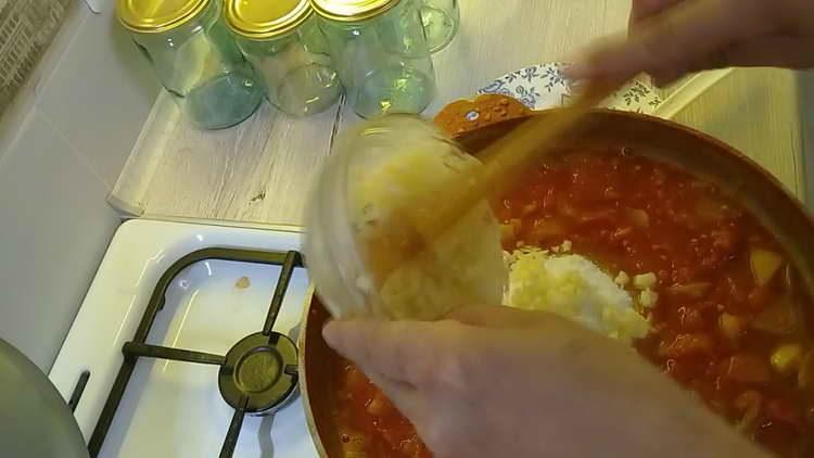 versare l'aglio nella padella