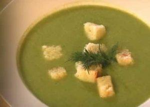 Broccoli og blomkål puré suppe i henhold til en trinvis opskrift med foto