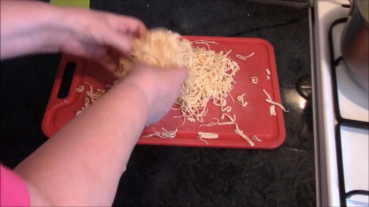 Az étel elkészítéséhez vágja le a tésztát