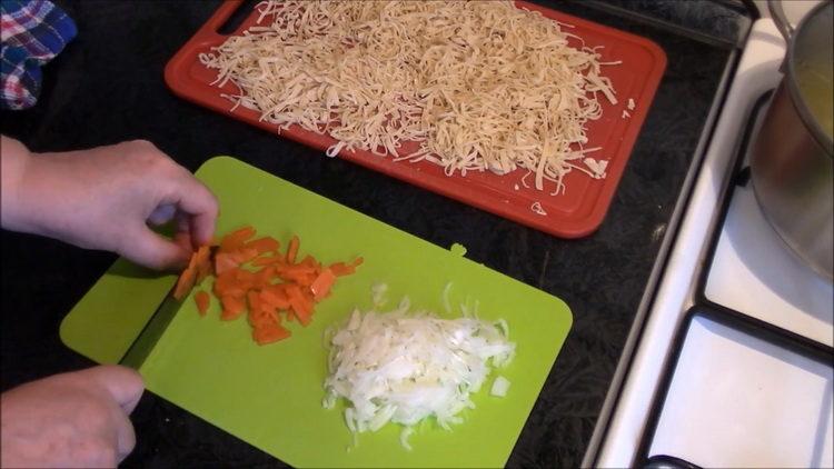Zum Kochen Karotten hacken