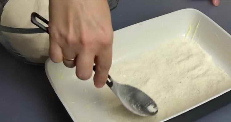 изсипете сухото тесто до дъното