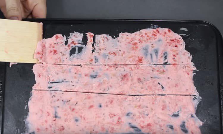Con un coltello o una spatola, dividere il gelato congelato in strisce.