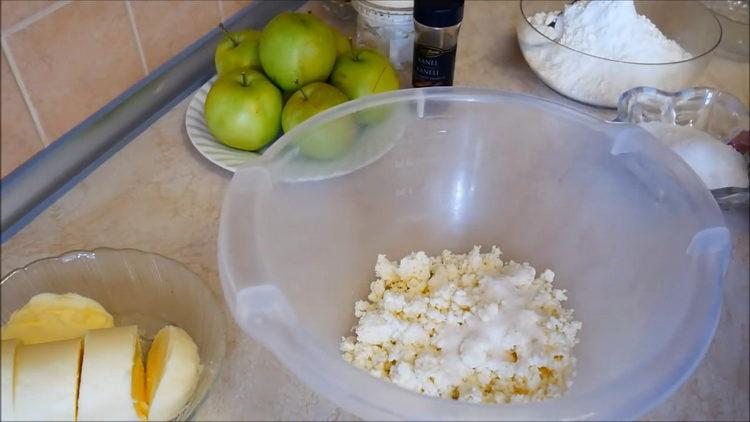 Kochen des Hüttenkäseteigs für Apfelkuchen