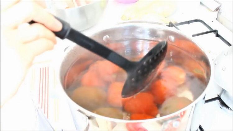 Blanch ντομάτες για το μαγείρεμα