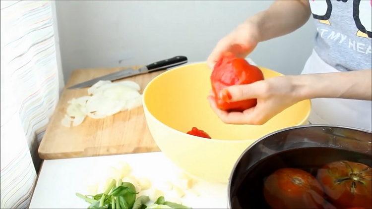 Norėdami išvalyti indą, nulupkite pomidorą