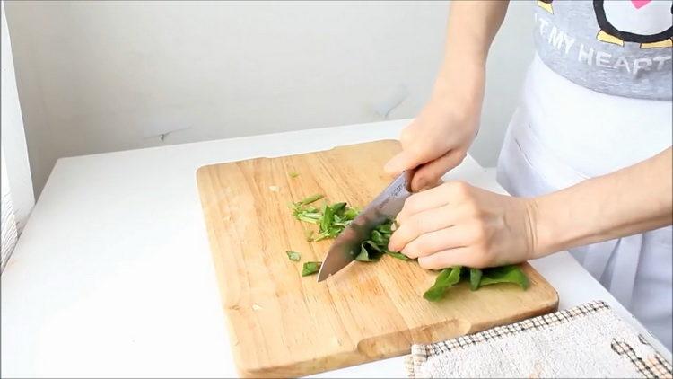 Per cucinare, tritare il basilico