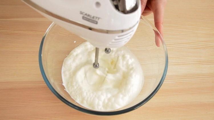 Κτυπήστε την κρέμα για να φτιάξετε ένα κέικ