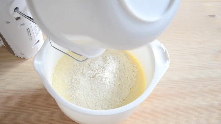 Siivilöi jauhot kakun valmistamiseksi