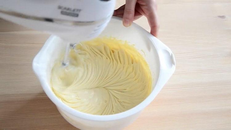 Mischen Sie die Zutaten, um den Kuchen zu machen.