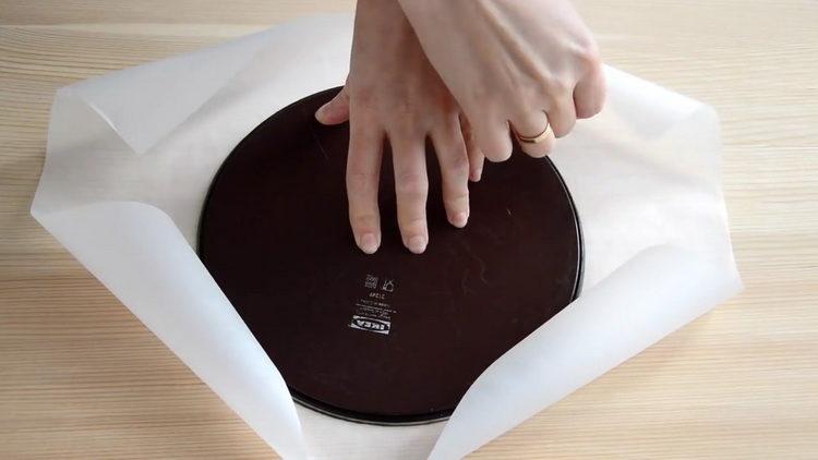 Bereiten Sie eine Form vor, um einen Kuchen zu backen