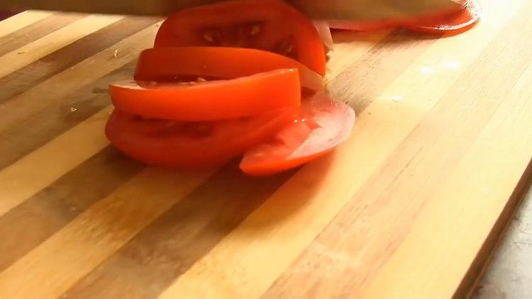 troškintus vištienos kepenėlius supjaustykite pomidorais