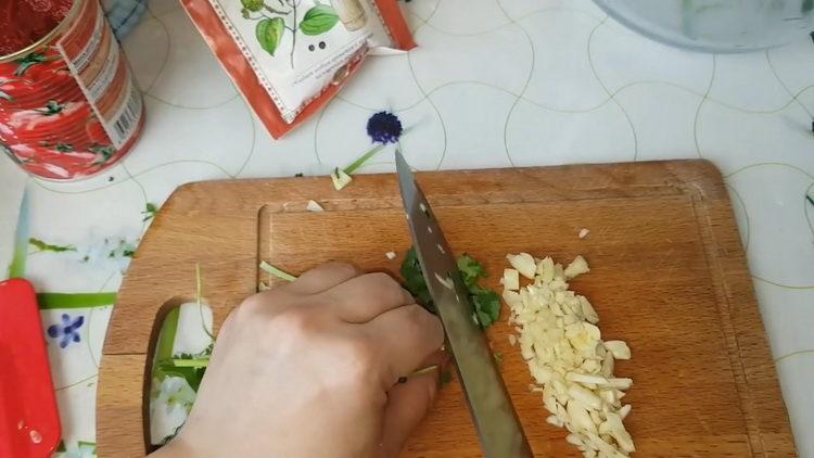 ψιλοκόψτε το σκόρδο και τα βότανα