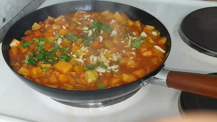 الحساء الباذنجان مطهي لذيذ مع الخضروات