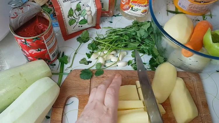 gekochte Auberginen mit Gemüse kochen