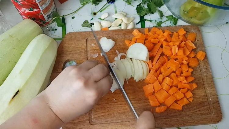 нарязваме морковите и лука
